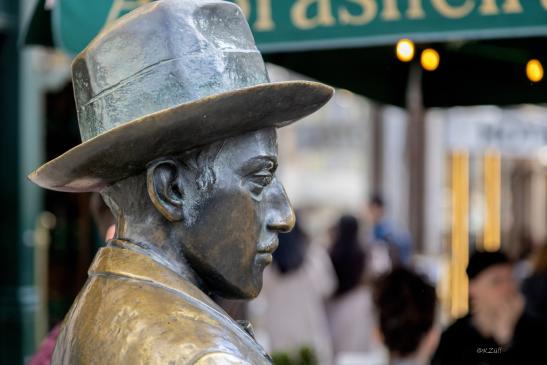 Dichter Fernando Pessao vor dem Café A Brasileira