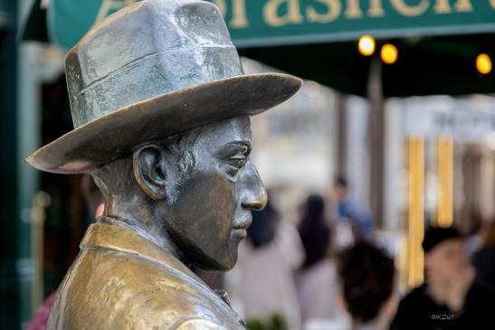 der portugiesische Dichter Fernando Pessao vor dem Café A Brasileira